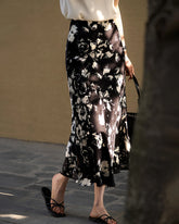 Jupe en soie noire et blanche à fleurs